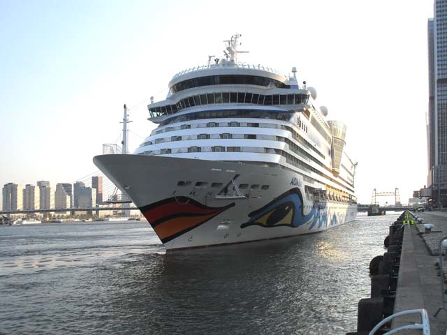 Cruiseschip ms AIDAdiva van AIDA Cruises aan de Cruise Terminal Rotterdam